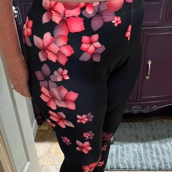 Women's Printed Leggings - Picture 5 of 5